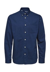 Námořnicky modrá košile s dlouhými rukávy, zapínáním na knoflíky, límečkem na knoflíky a jednou náprsní kapsou na bílém pozadí.