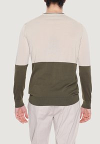 Pullover lavorato a maglia in beige chiaro e verde oliva, con un design a blocchi di colore orizzontali, maniche lunghe e collo e orlo a coste.