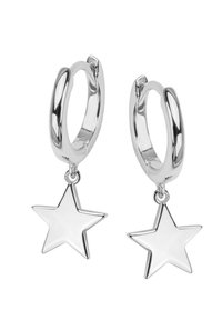 Srebrne kolczyki w formie kółek z błyszczącym wykończeniem, z zawieszką w kształcie gwiazdy na każdym kółku, polerowane i gładkie w dotyku.