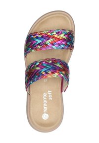 Sandali a ciabatta con cinturini intrecciati multicolore su una soletta beige, caratterizzati da una texture liscia e una forma arrotondata con hardware minimale.