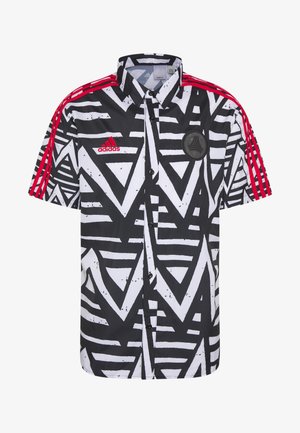 Czarna i biała koszula na guziki z krótkim rękawem, ozdobiona geometrycznym wzorem, czerwonym logo Adidas oraz trzema czerwonymi paskami na każdym ramieniu.