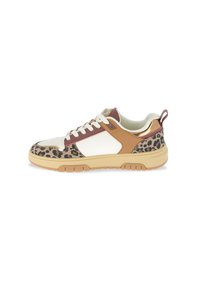 Sneaker sportivo con uno schema di colori bianco, beige e bordeaux. Presenta un design a stampa leopardata, materiali testurizzati e una suola in gomma spessa.
