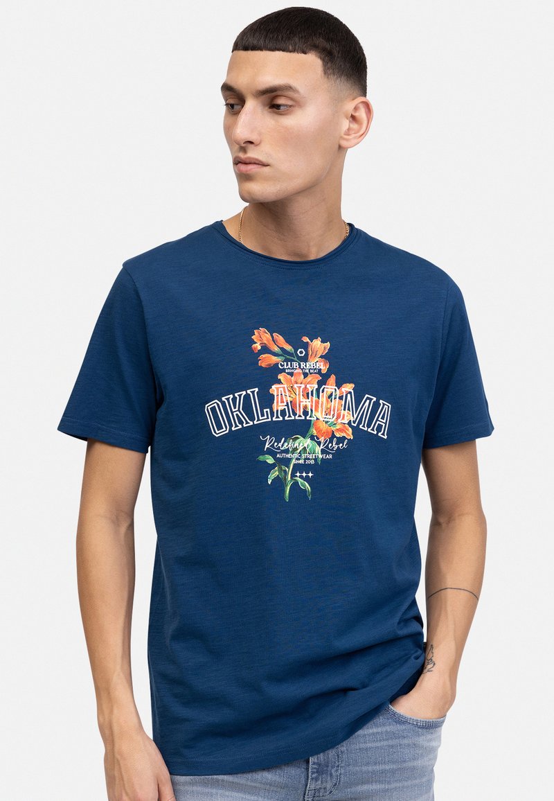 Camiseta de algodón azul marino de manga corta con estampado floral y texto "OKLAHOMA", cuello redondo y un corte relajado.