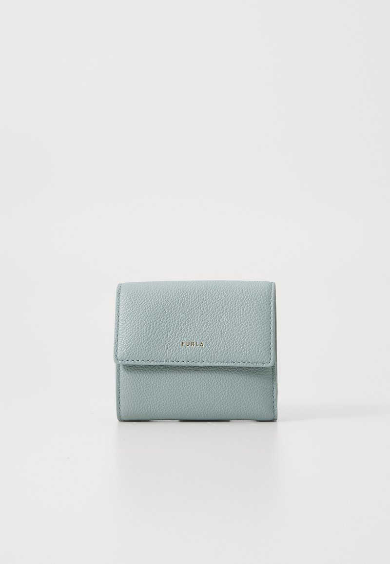 Lichtblauwe leren portemonnee met een gestructureerde afwerking, voorzien van een klepafsluiting en het in goud geëmbosserde "FURLA" logo op de voorkant.