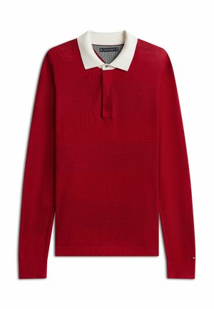 Czerwona koszulka polo z długim rękawem, białym kołnierzem, plisą na guziki oraz subtelną poziomą teksturą dzianiny.