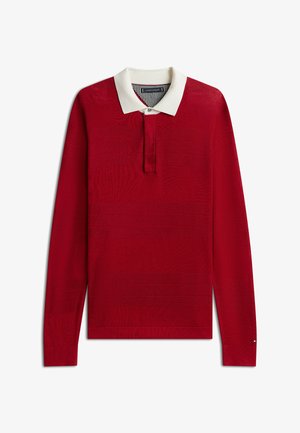 Czerwona koszulka polo z długim rękawem, białym kołnierzem, plisą na guziki oraz subtelną poziomą teksturą dzianiny.