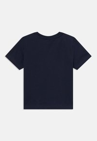 T-shirt de algodão azul marinho com mangas curtas, gola redonda e uma textura suave. Parte de trás lisa, sem padrões ou detalhes adicionais visíveis.