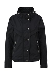 Veste noire légère en tissu au toucher lisse. Dotée d'un col montant, de boutons pression en argent et de poches latérales zippées.