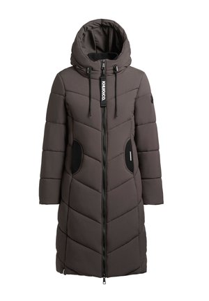 Langer brauner Daunenmantel mit hohem Kragen, Reißverschluss, Seitentaschen und Zickzackmuster. Verfügt über schwarze Akzente und eine Kapuze.