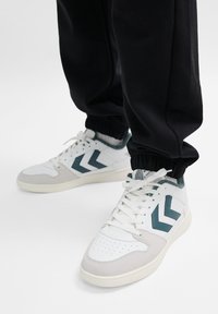 Hummel ST POWER PLAY PL - Clay court tennis shoes - white green