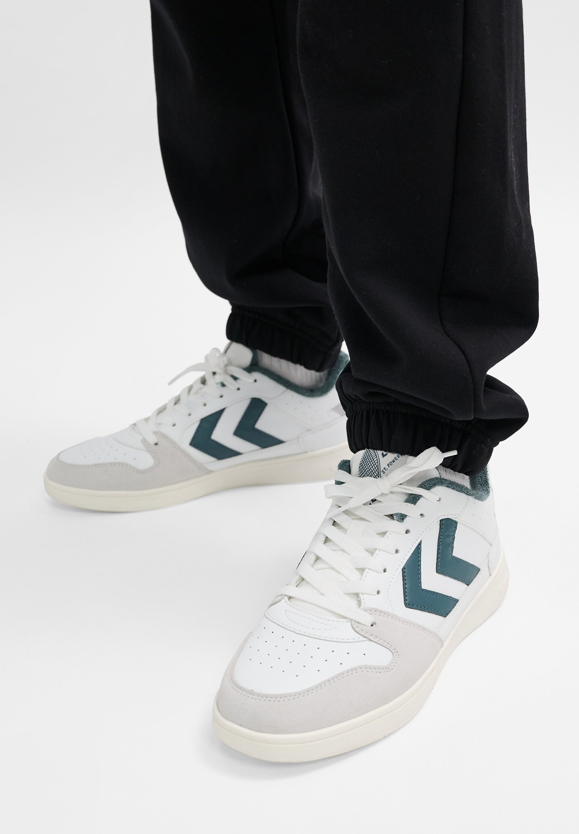 hummel St Power Play Mid PL, Scarpe da Ginnastica Unisex-Adulto, Marshmallow Black Iris, 36 EU