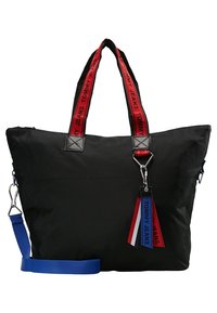 Borsa tote in nylon nero con tracolla staccabile blu e rossa, manici con logo e dettaglio portachiavi. Design strutturato, chiusura con zip.