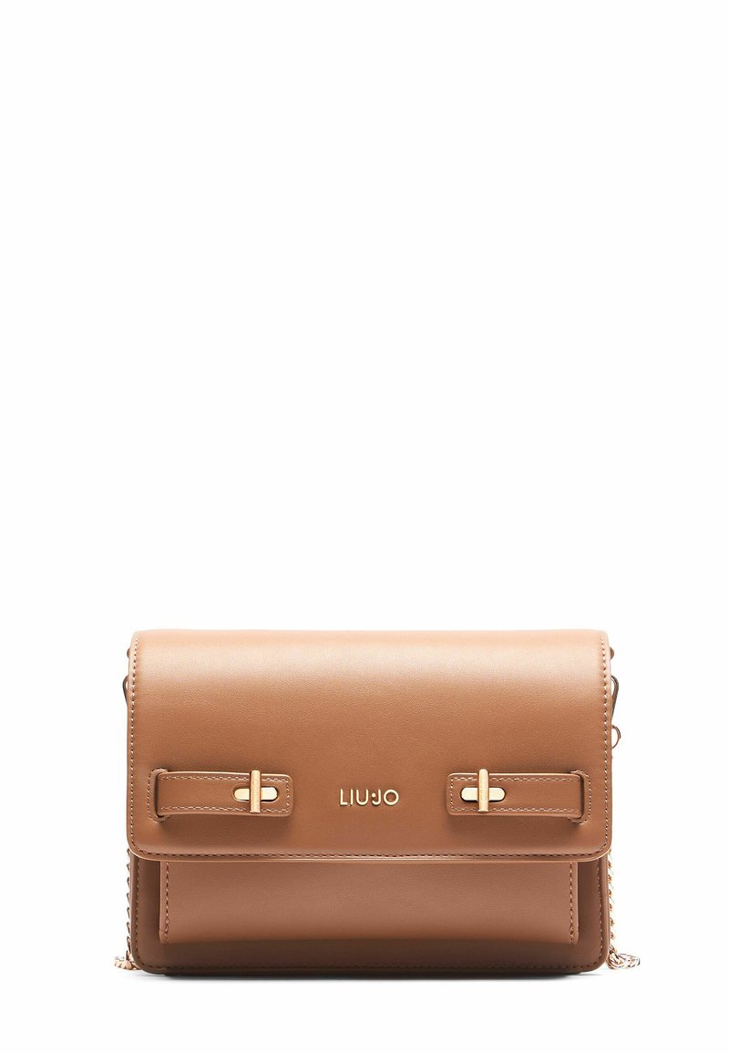Hnedá kožená crossbody taška s horným krytom, zlatými kovovými detailmi, dvojitými prackami a embosovaným logom vpredu.