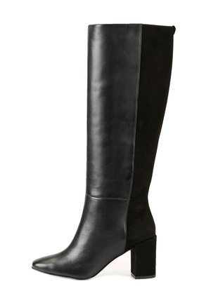 Botte montante noire pour femme avec un bout pointu, un talon bloc, et un mélange de cuir lisse à l'avant et de suède à l'arrière.