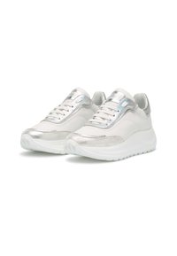 Sneakers bianchi con dettagli metallici argentati, in pelle liscia, punta tonda, lacci e suola imbottita. Notevoli dettagli lucidi sulla tomaia.