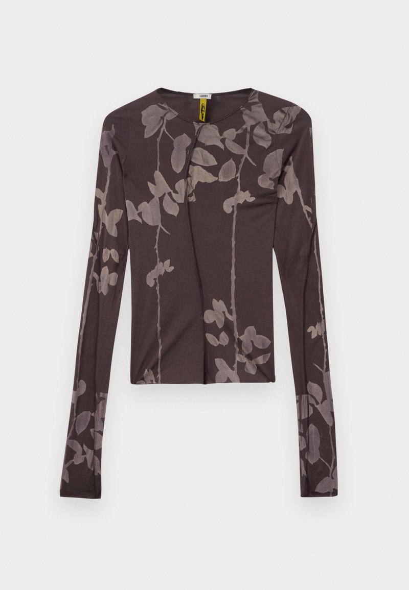 Langsleeve top van donkerbruin stof, met een botanische print in lichtgrijs. Ronde halslijn met een getailleerd, cropped ontwerp.