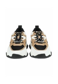 Sneaker chunky con un mix di materiali in marrone, nero e bianco, con una tomaia in mesh nera, chiusura con lacci e suola in gomma.