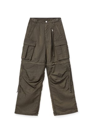 Pantaloni cargo verde oliva dalla vestibilità ampia con numerose tasche con patta, dettagli con cerniera e coulisse regolabili sulle gambe, stesi su sfondo bianco.