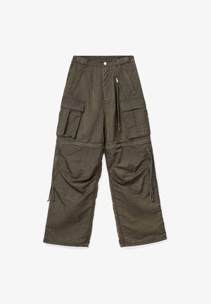 Losse olijfgroene cargobroek met meerdere klepzakken, ritssluitingdetails en verstelbare trekkoorden aan de pijpen, plat neergelegd op een witte achtergrond.