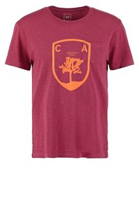 Mørkerød bomulds t-shirt med korte ærmer, rund hals og et grafisk design med et træ inde i et skjold, fremhævet i orange.