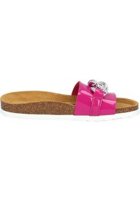 Sandal in vernice rosa con suola in gomma bianca e piede in sughero. Presenta un accento intrecciato in argento sulla fascia.