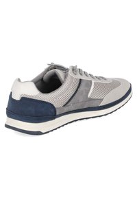 Baskets pour hommes avec tige en maille grise et accents en daim bleu marine, semelle blanche, fermeture à lacets et surface texturée pour la respirabilité.