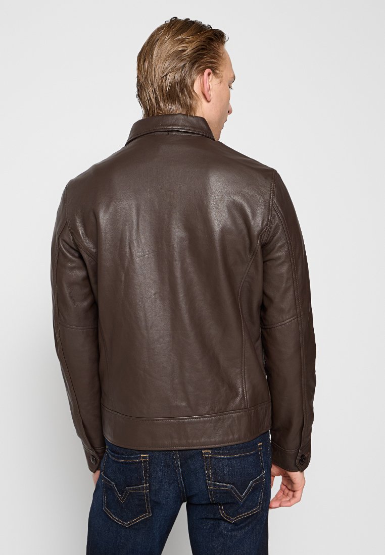 Veste en cuir marron avec une texture lisse, un col classique et des accents de boutons. Présente une coupe ajustée et un design élégant.