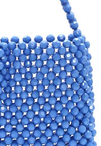 Blå pärlhandväska gjord av glänsande, facetterade plastpärlor. Har en strukturerad design med rundad topp och texturerad yta.