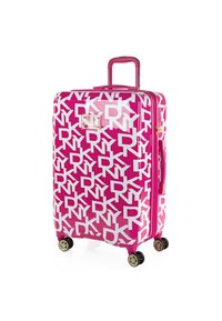 Maleta rosa de concha dura con acabado brillante, que presenta un patrón de logo blanco de DKNY, un asa retráctil y cuatro ruedas para mayor movilidad.