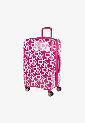 Maleta rosa de concha dura con acabado brillante, que presenta un patrón de logo blanco de DKNY, un asa retráctil y cuatro ruedas para mayor movilidad.
