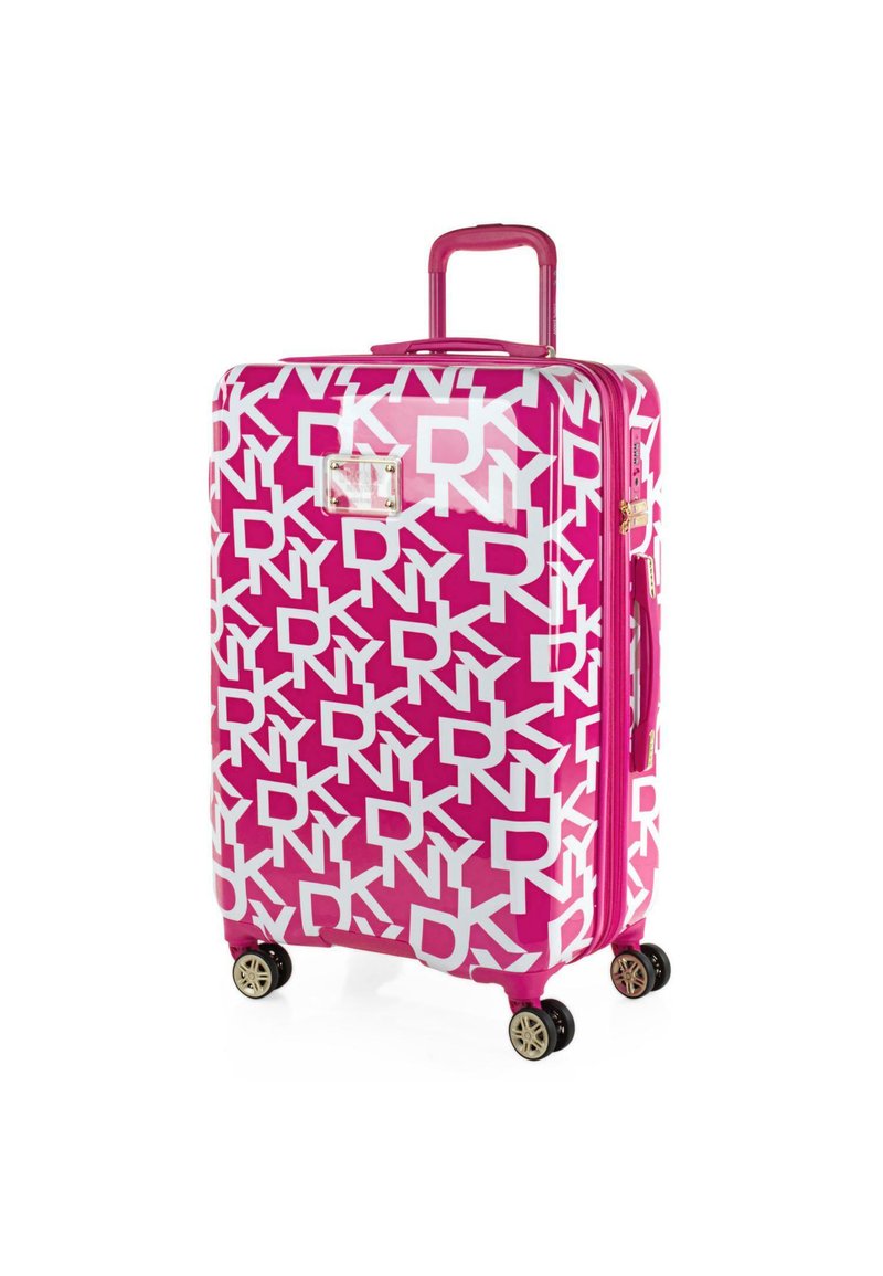 Maleta rosa de concha dura con acabado brillante, que presenta un patrón de logo blanco de DKNY, un asa retráctil y cuatro ruedas para mayor movilidad.