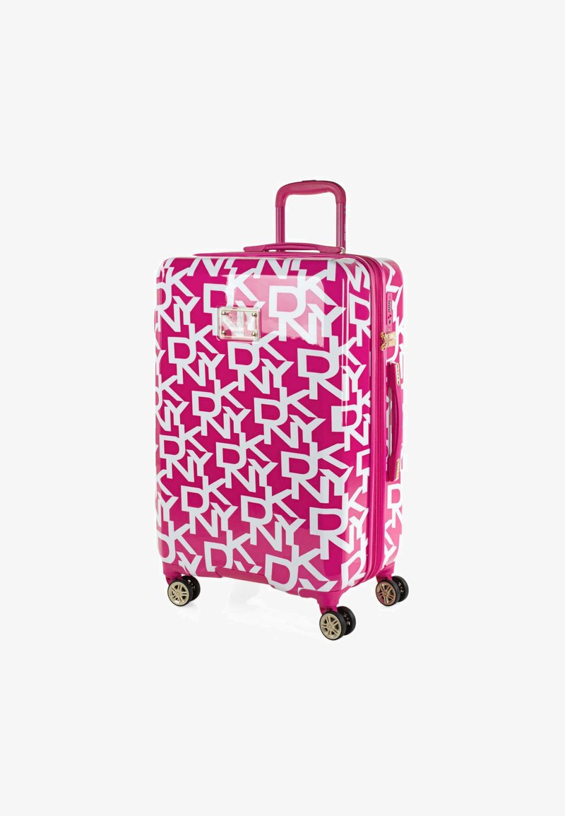 Maleta rosa de concha dura con acabado brillante, que presenta un patrón de logo blanco de DKNY, un asa retráctil y cuatro ruedas para mayor movilidad.