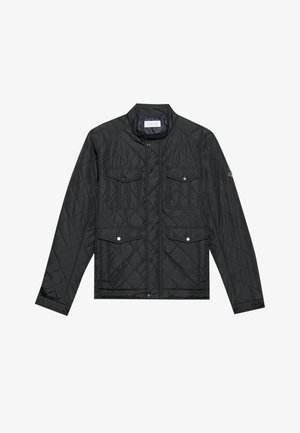 Zwarte gewatteerde jas met een staande kraag, twee voorzakken met drukknoopsluitingen en gewatteerde textuur, gemaakt van lichte stof.