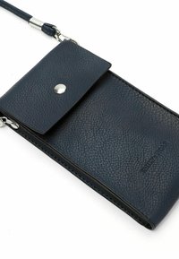 Portafoglio per telefono in pelle blu navy con superficie texturizzata, chiusura a bottone a pressione, tasca con zip e una tracolla removibile con dettagli in metallo argentato.