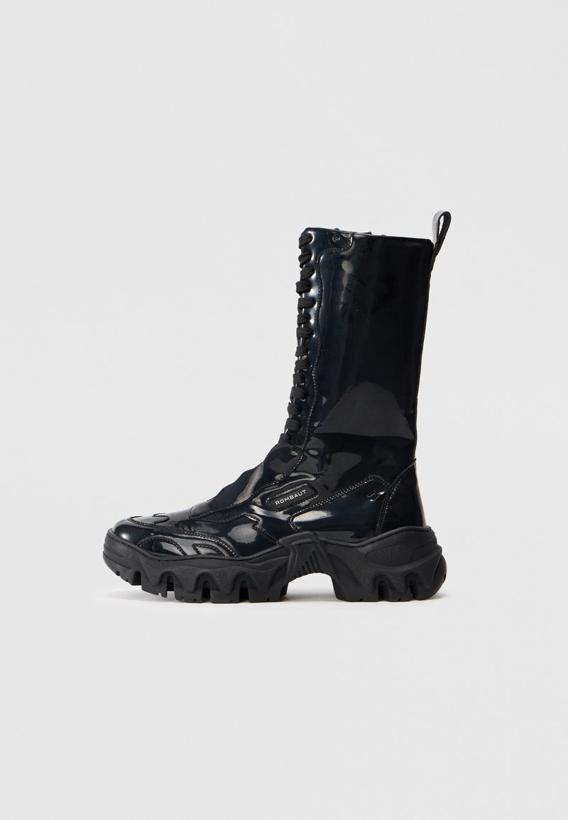 Stivali alti in vernice nera con suola chunky, caratterizzati da una chiusura con lacci, un design texturizzato e un accento di marca sul lato.