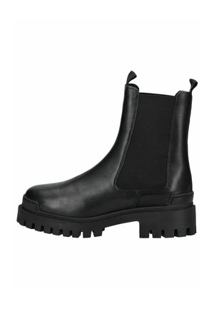 Bottines en cuir noir avec des panneaux latéraux élastiques, semelle à crampons épaisse et une languette à l'arrière, présentant une finition mate élégante.