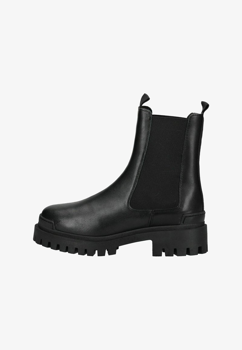 Černé kožené kotníkové boty s elastickými postranními panely, robustní podrážkou a poutkem vzadu, s elegantním matným povrchem.