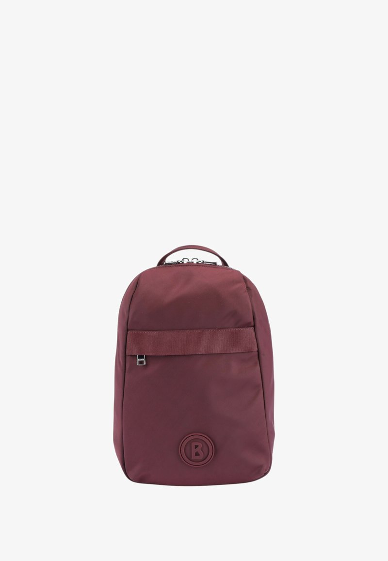 Bordeaux gekleurde stoffen rugzak met een afgerond design, voorste schouderband, reliëflogo en bovenste handvat. Gladde textuur met een minimalistische stijl.