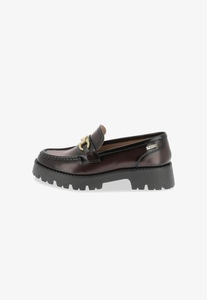 Bruine leren instappers met een ronde neus, dikke zwarte rubberen zool en vergulde hardware-accent op de band. Smoothe textuur, modern ontwerp.