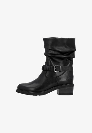 Bottine en cuir noir avec un tige froissée, des détails en boucle et un talon texturé. Dispose d'une surface lisse et d'une forme de bout arrondi.
