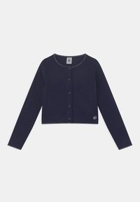 Marinblå stickad cardigan med långa ärmar och rund halsringning. Har en knappstängning och en logotypaccent nertill till vänster. Strukturerad tyg.