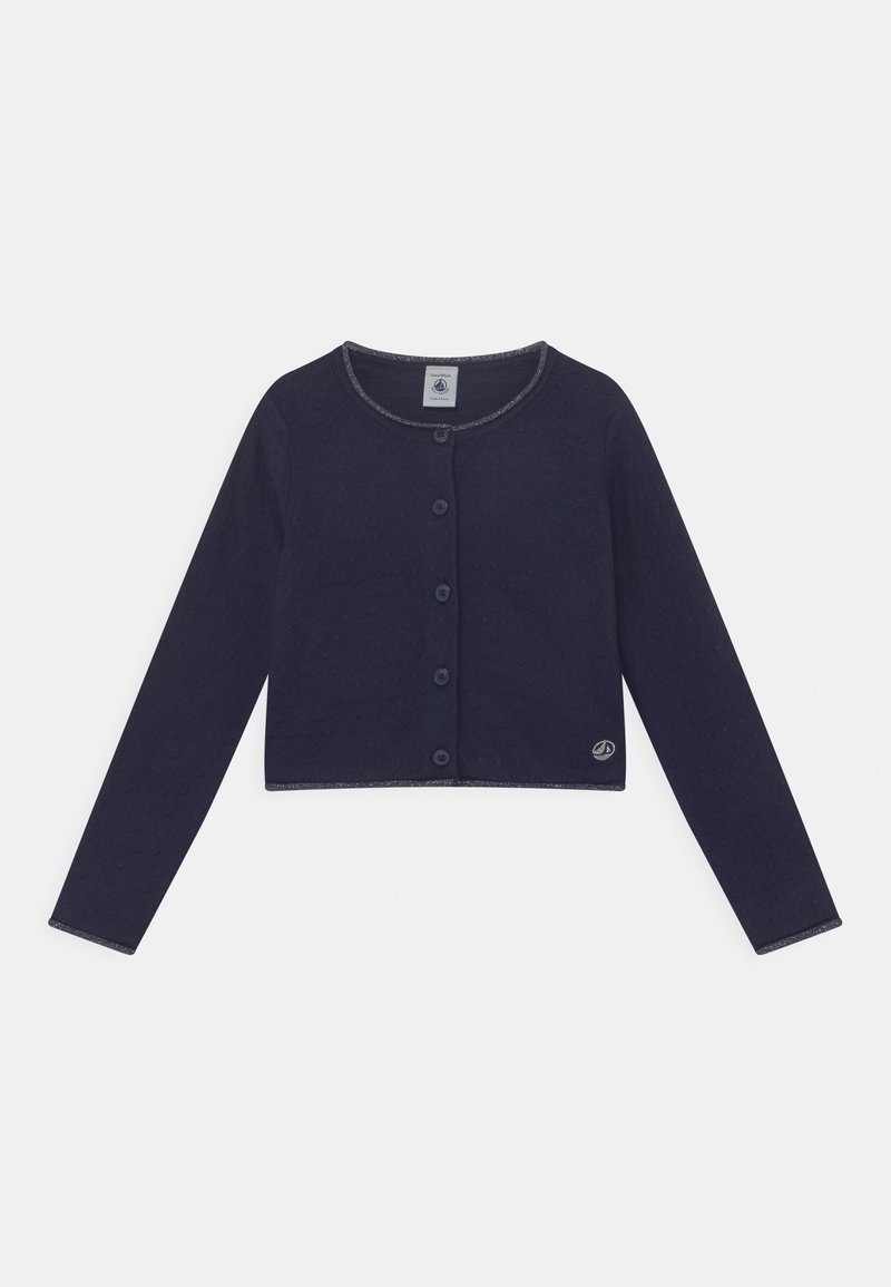 Marinblå stickad cardigan med långa ärmar och rund halsringning. Har en knappstängning och en logotypaccent nertill till vänster. Strukturerad tyg.