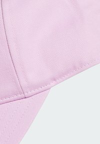 Roze pet van een gestructureerde stof, met zichtbare naden en een gebogen rand. Het ontwerp is eenvoudig, zonder logo's of extra patronen.