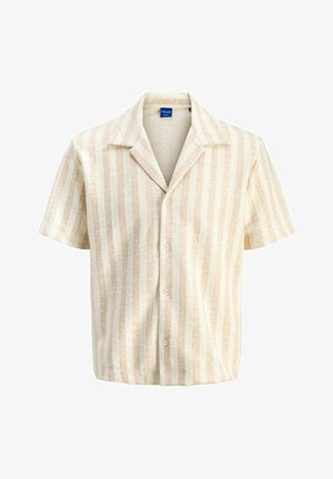Koszula z krótkim rękawem w jasnym beżu z pionowymi białymi paskami, z kołnierzykiem typu notch i zapięciem na guziki z przodu. Miękka faktura.