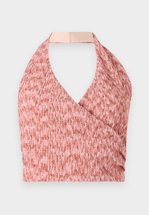 Top crop con scollo all'americana in un tessuto testurizzato di colore rosa con un motivo sottile. Presenta un design avvolgente e una chiusura sul retro di colore nude.
