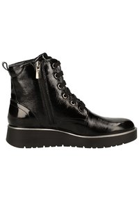 Bottes cheville en cuir verni noir avec une finition texturée, dotées d'un laçage à l'avant, d'une fermeture éclair latérale et d'une semelle épaisse en caoutchouc.