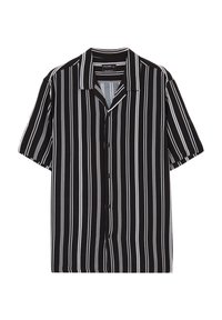 Chemise noire à manches courtes avec des rayures verticales blanches ; elle présente un col en V et une fermeture à boutons sur le devant ; tissu léger avec une texture lisse.