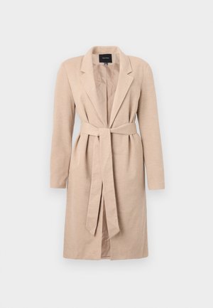 Bežinis ilgas paltas su audiniu tekstūra, iškirptais atlapais, belta liemens linija ir ilgomis rankovėmis, su centriniu atidarymu ir vientisu dizainu.