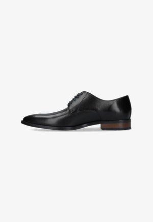 Chaussure habillée Oxford en cuir noir avec laçage fermé, bout pointu et talon bas en bois superposé sur fond blanc.