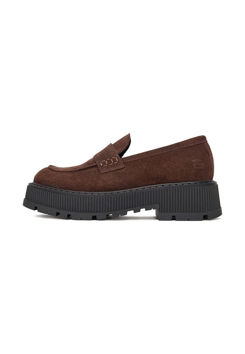 Loafer din suede maro cu talpă platformă groasă, cu un design cu striații negre și un detaliu sub formă de curea peste instep, prezentat în profil lateral pe un fundal alb.